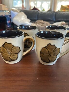 Discontinued Phaltzgraff set a four stoneware mugs holds 12oz. “ painted poppy”